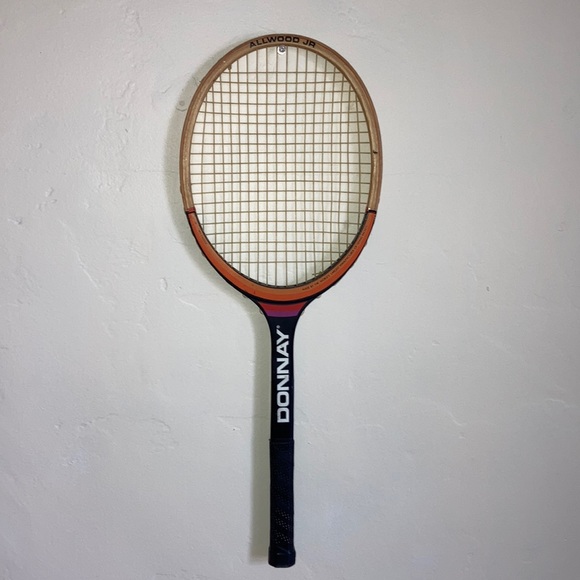 Cette raquette de tennis vintage de marque Donnay, siglée